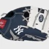 Rawlings New York Yankees 10-Inch Team Logo Glove